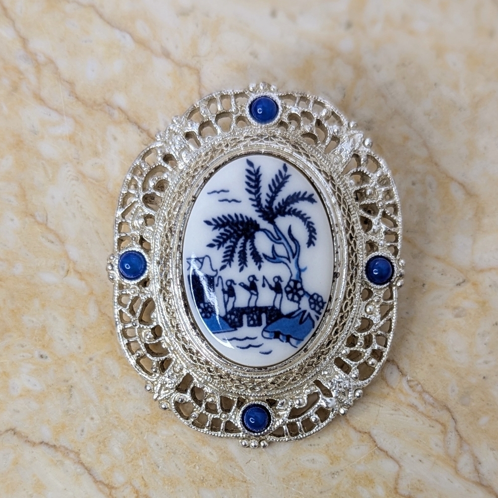 Vintage 1928 Brand Ceramic Blue Willow White Silver Tone Brooch Pin Grandmacore